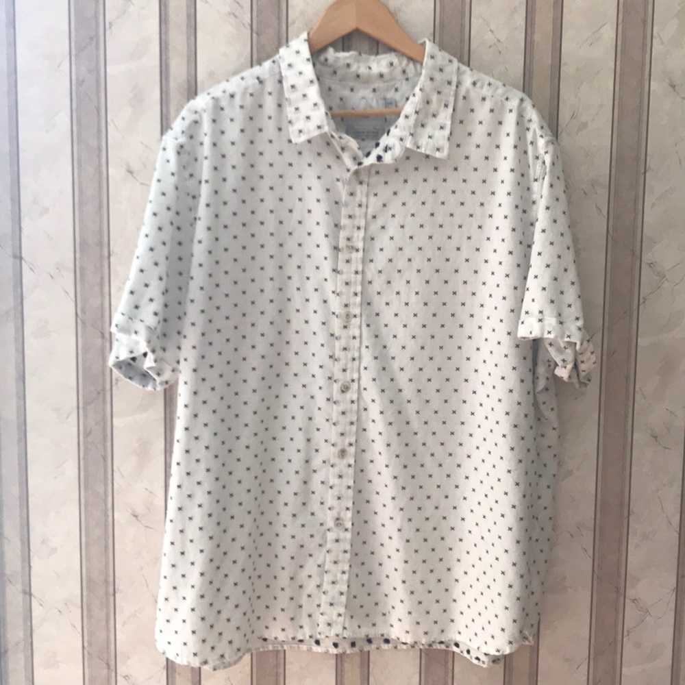 SHORT SLEEVED BUTTON DOWN SHIRT